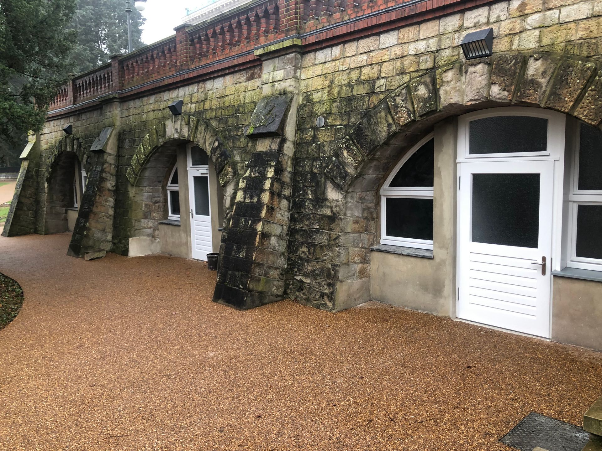 Neue Haustüren für öffentliche WCs