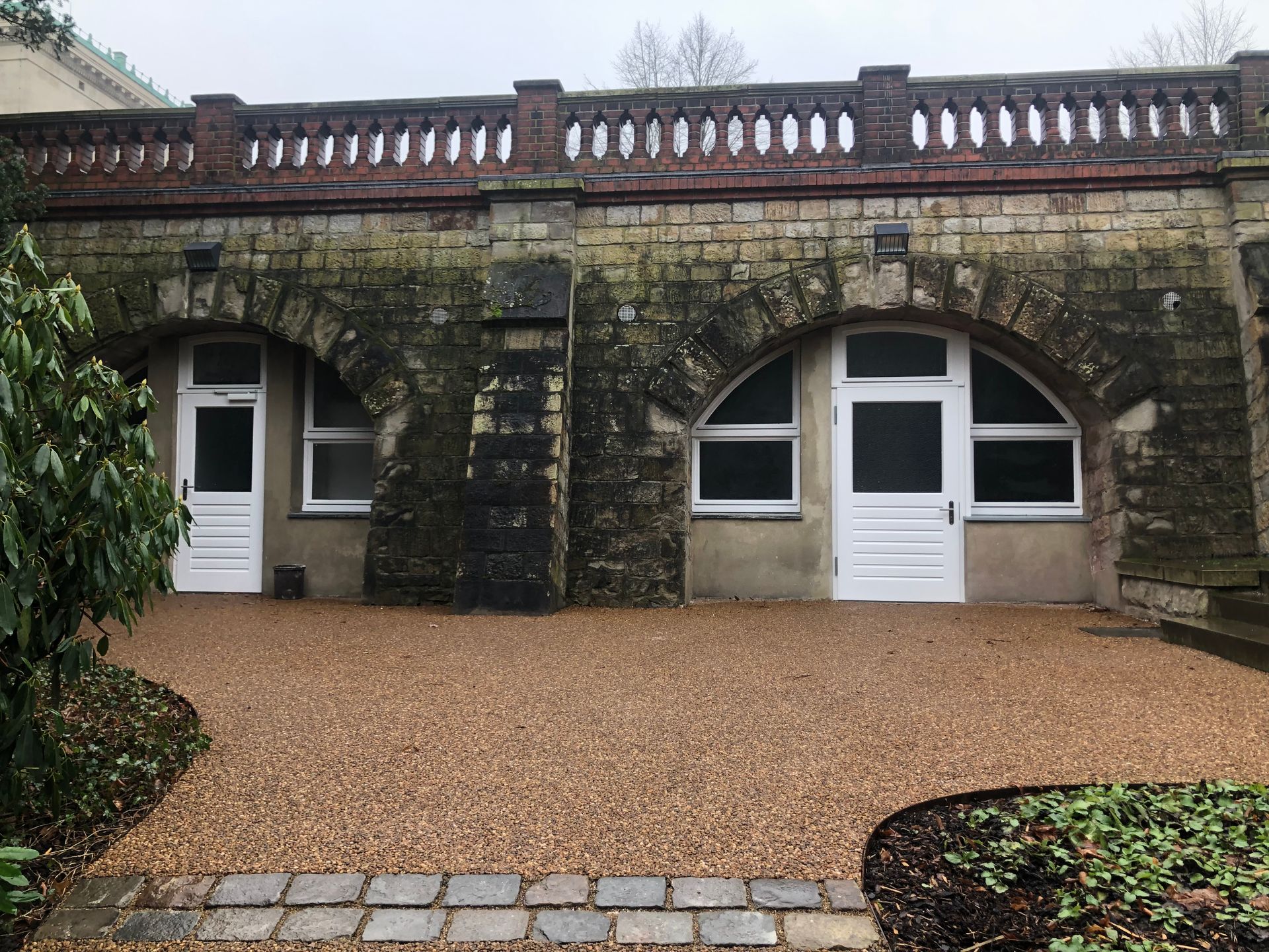 Neue Haustüren für öffentliche WCs