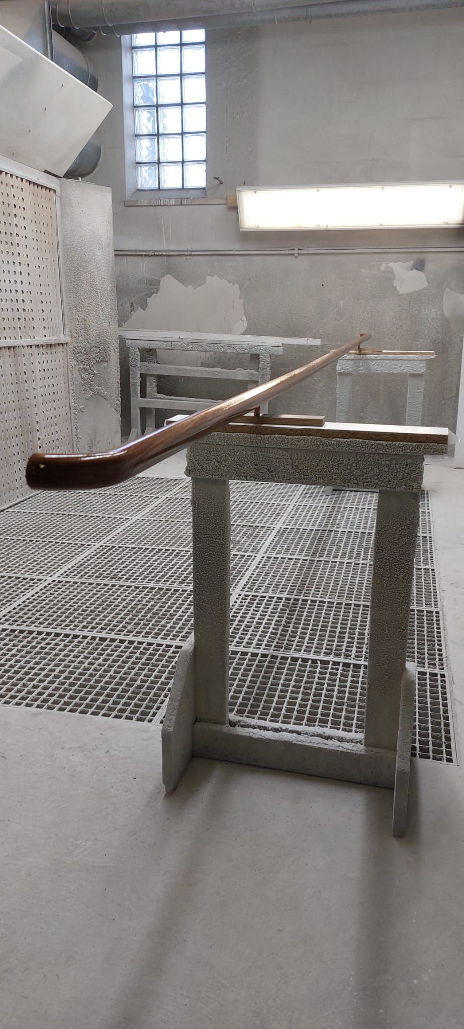 Holzgeländer in einer Lackierkabine