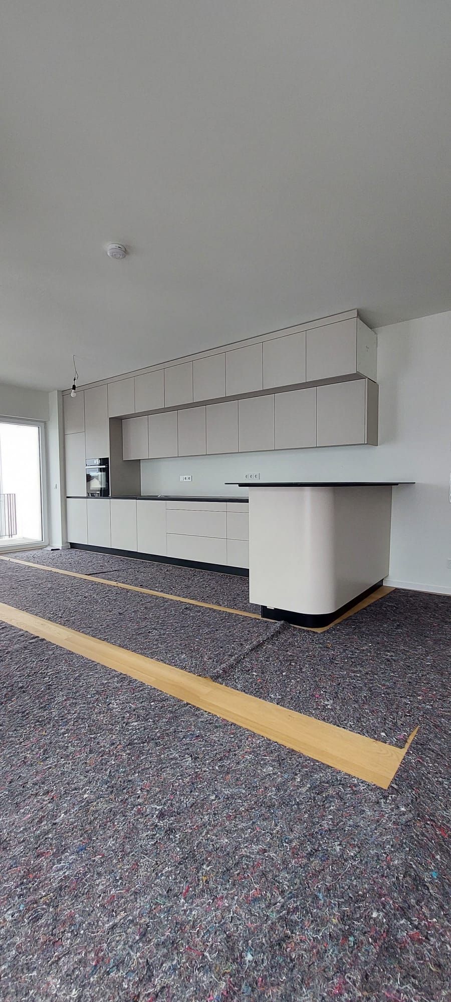 Aufbau einer weißen Küche in L-Form