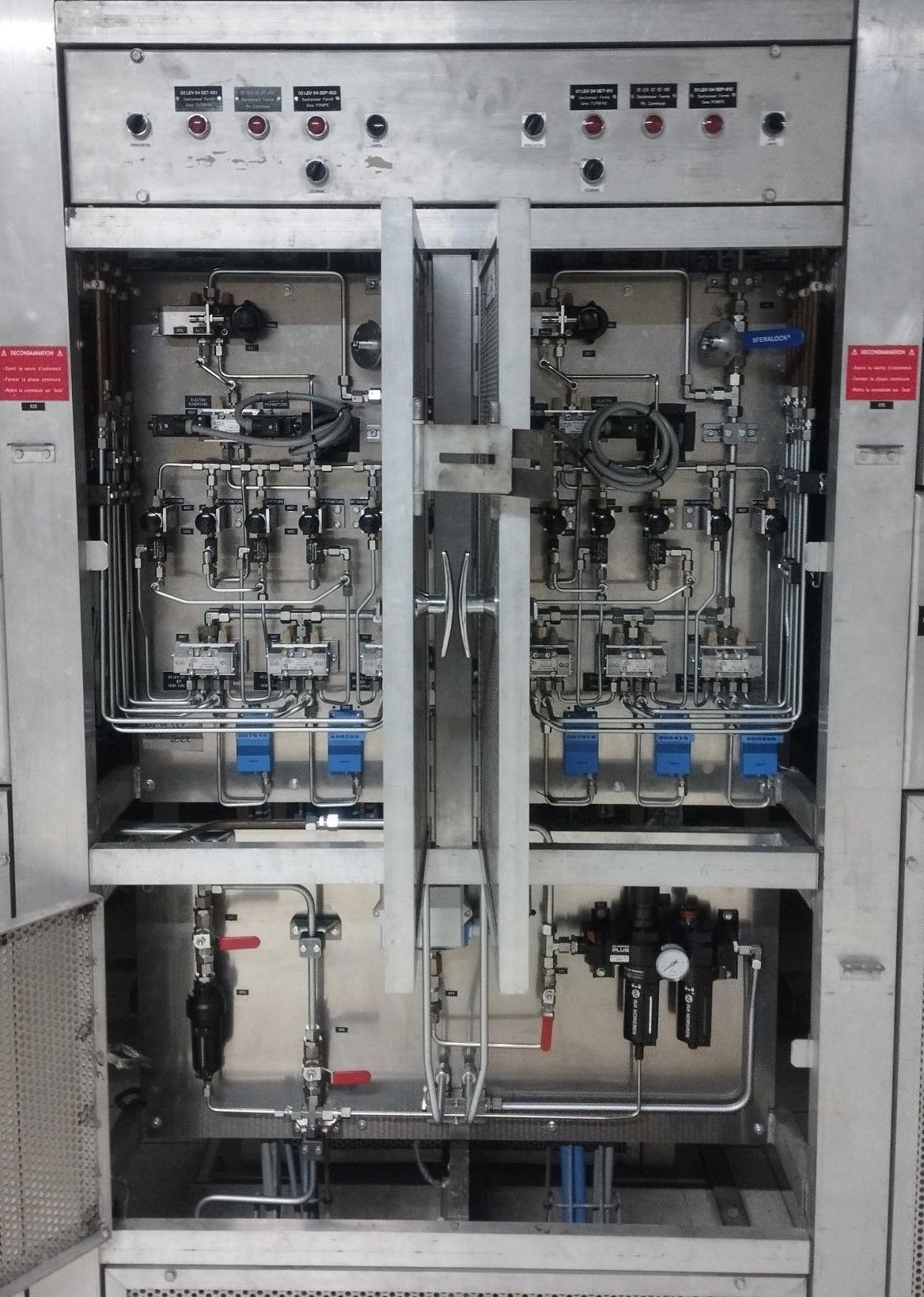 Panneau de commande pneumatique, affichages numériques, le tout enfermé dans un cadre en acier inoxydable.