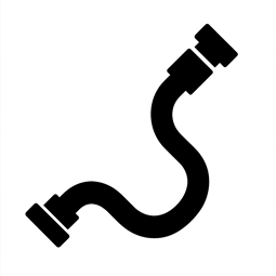 Tuyau noir et flexible avec des raccords à chaque extrémité, courbé en forme de « S » lâche.