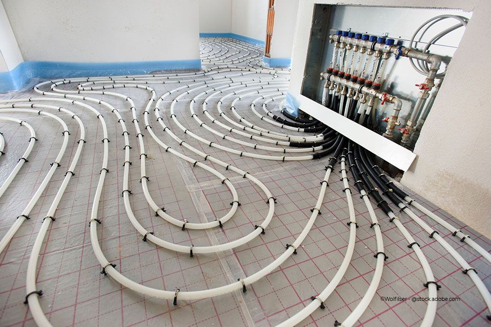 Mitarbeiter der Ing.-Büro B. Rupprecht GmbH baut Heizung ein