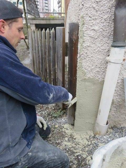 Ein Arbeiter in einem blauen Fleece-Overall.