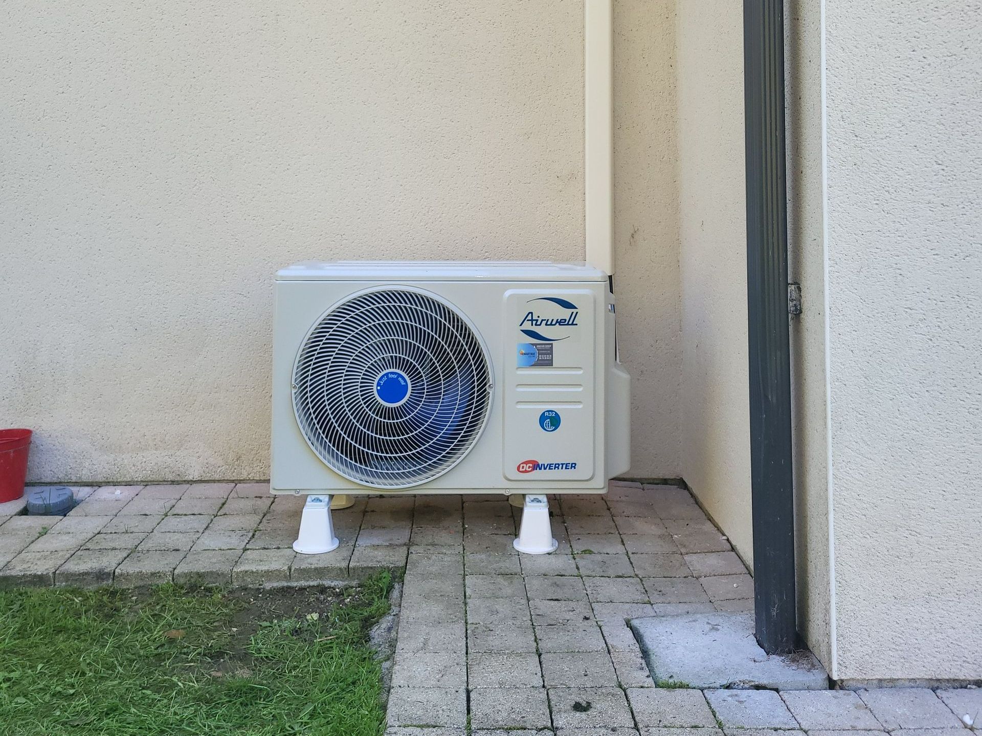 Pose d'une unité de pompe à chaleur air-air