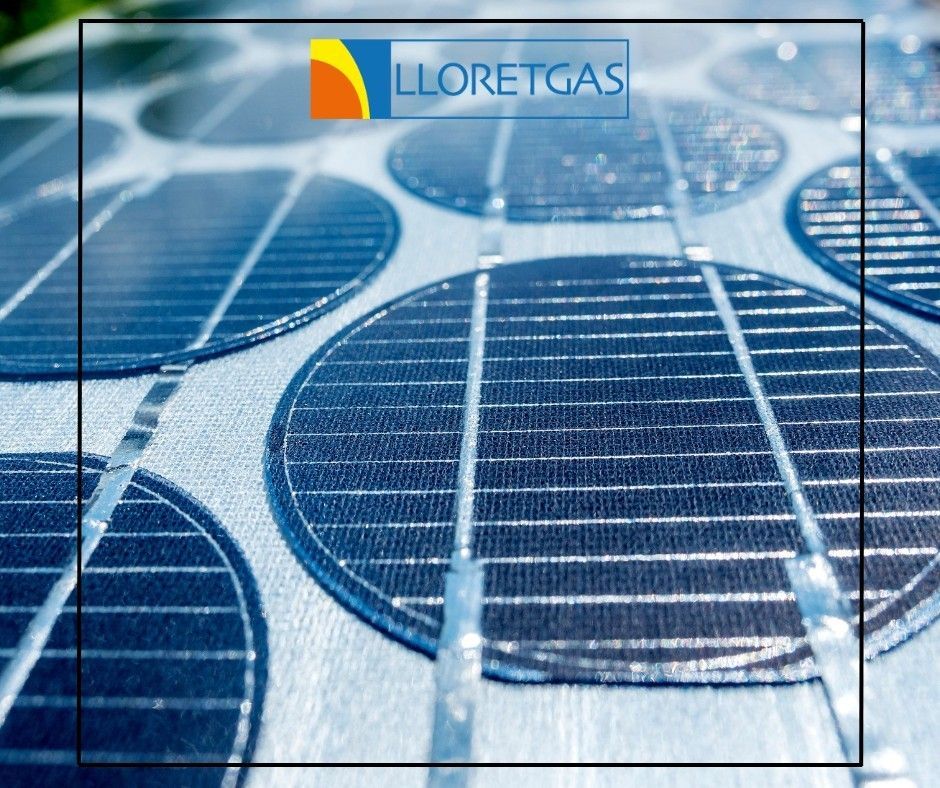 Paneles solares azules con el logotipo de LLORETGAS en la esquina superior izquierda.