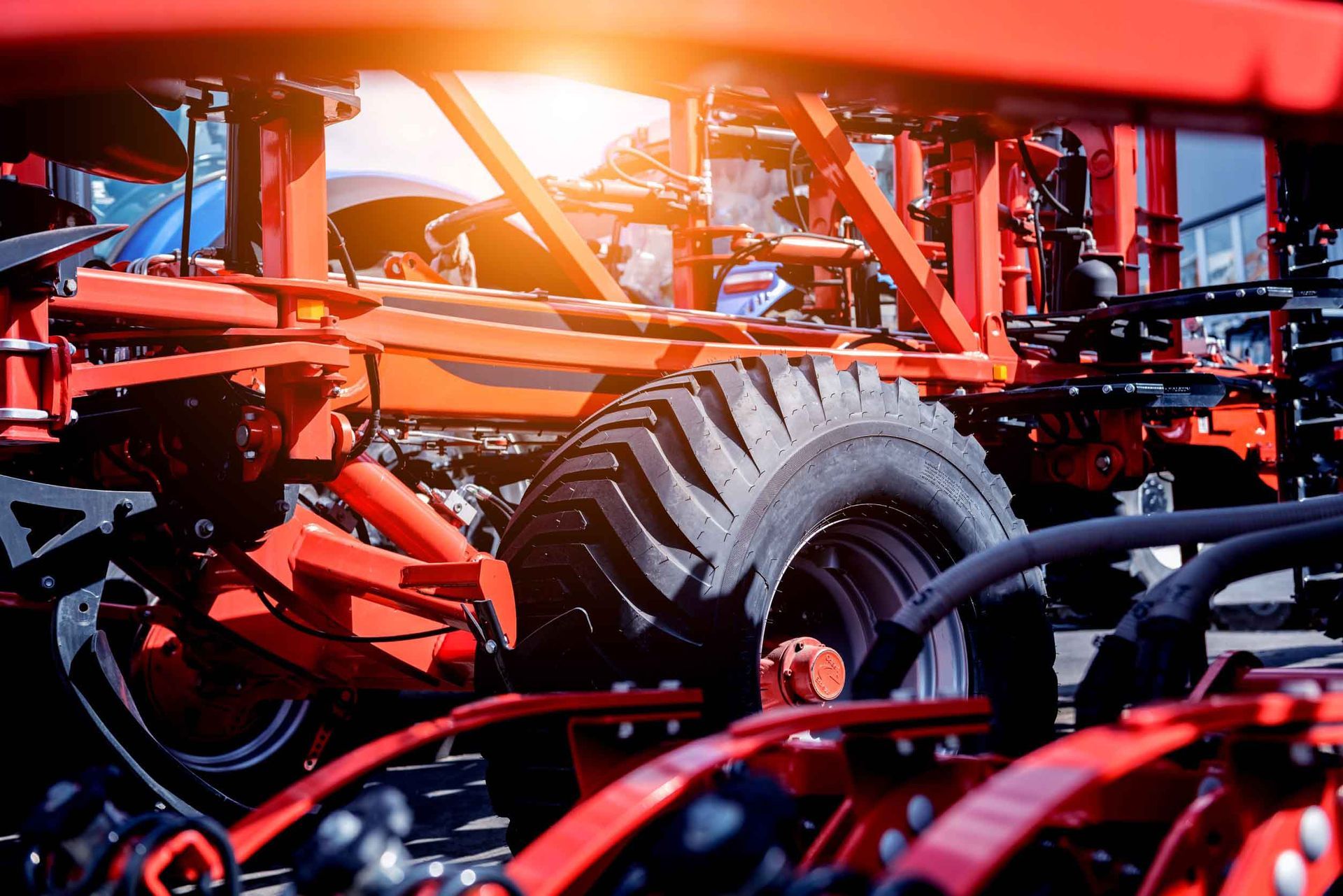 Un primer plano de un tractor rojo con un neumático grande.