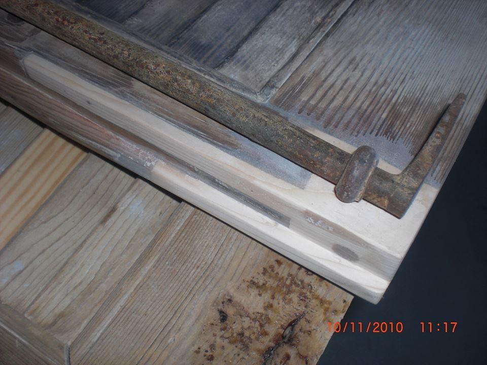 Bois patiné avec barre métallique ; travaux de construction ou de réparation.