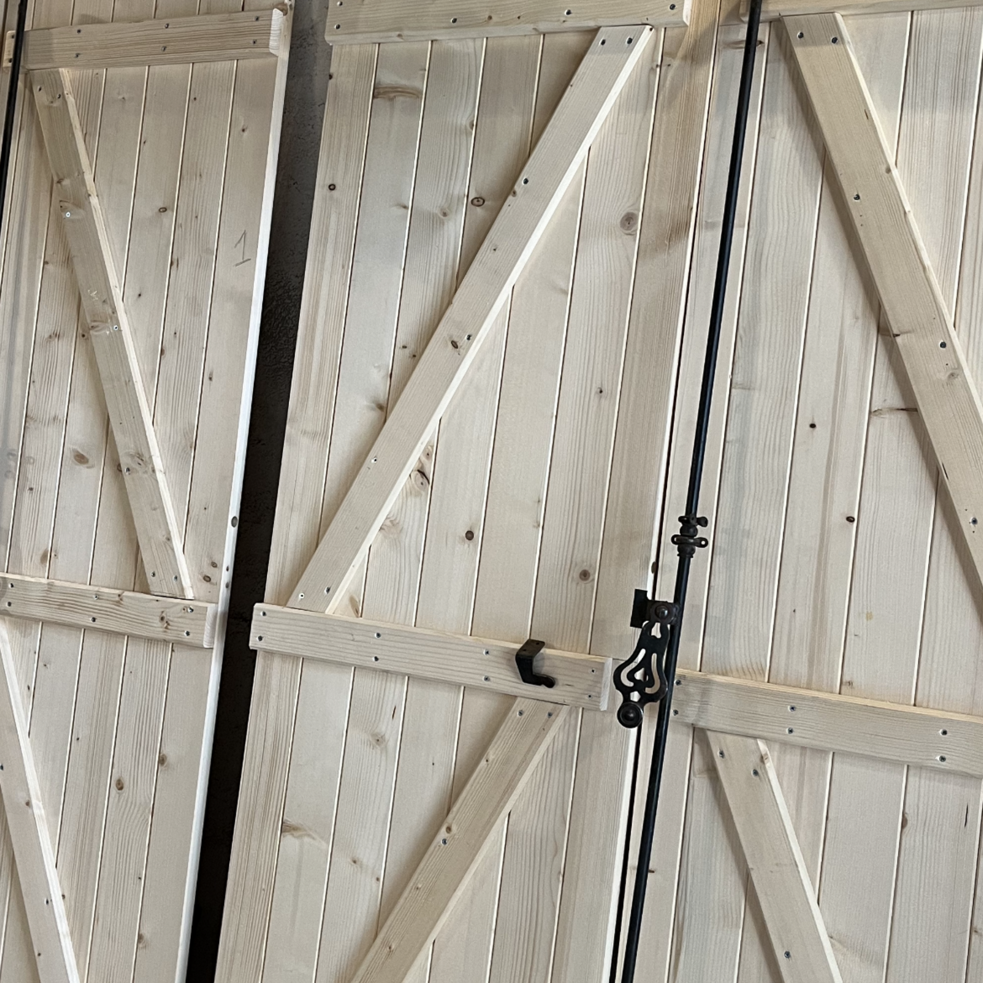 Volets doubles en bois avec quincaillerie en métal noir.