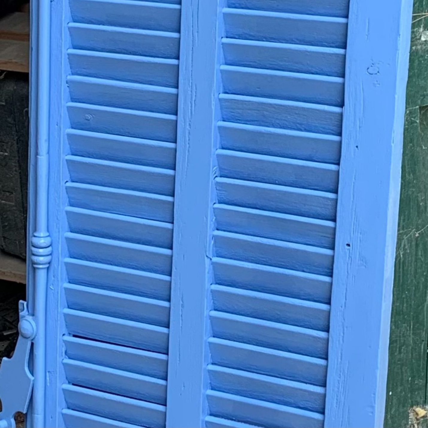 Volet en bois peints en bleu avec persiennes.