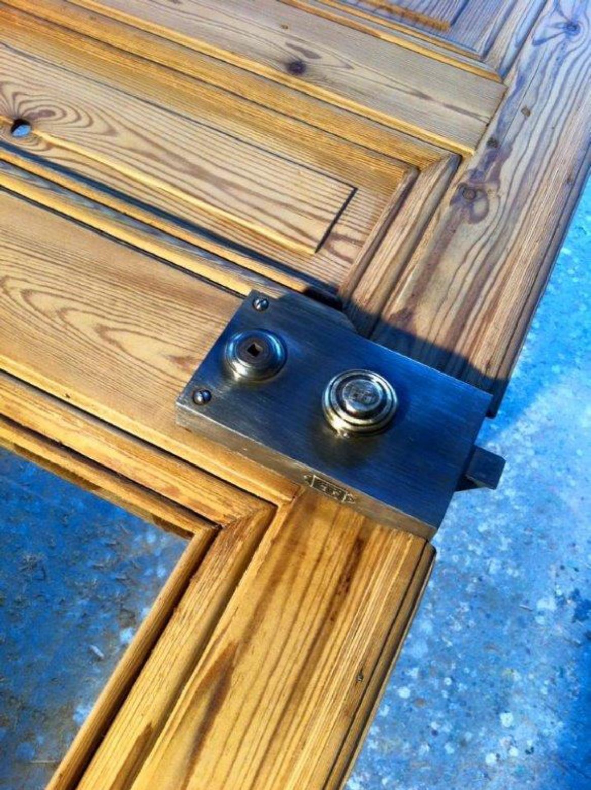 Porte en bois avec serrure en métal.