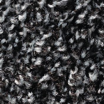 Eine Nahaufnahme eines schwarzen Teppichs mit weißen Federn