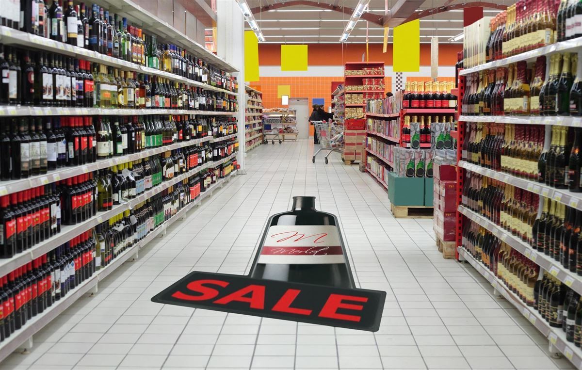 Auf dem Boden eines Lebensmittelladens liegt ein Verkaufsschild