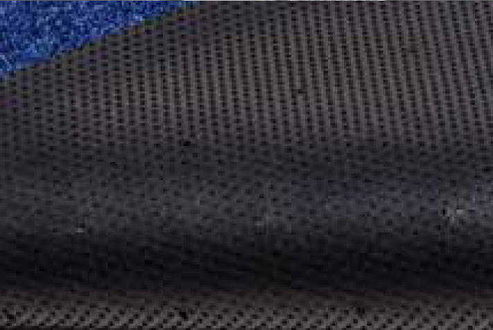 Eine Nahaufnahme eines Stücks Stoff mit einem Gittermuster.