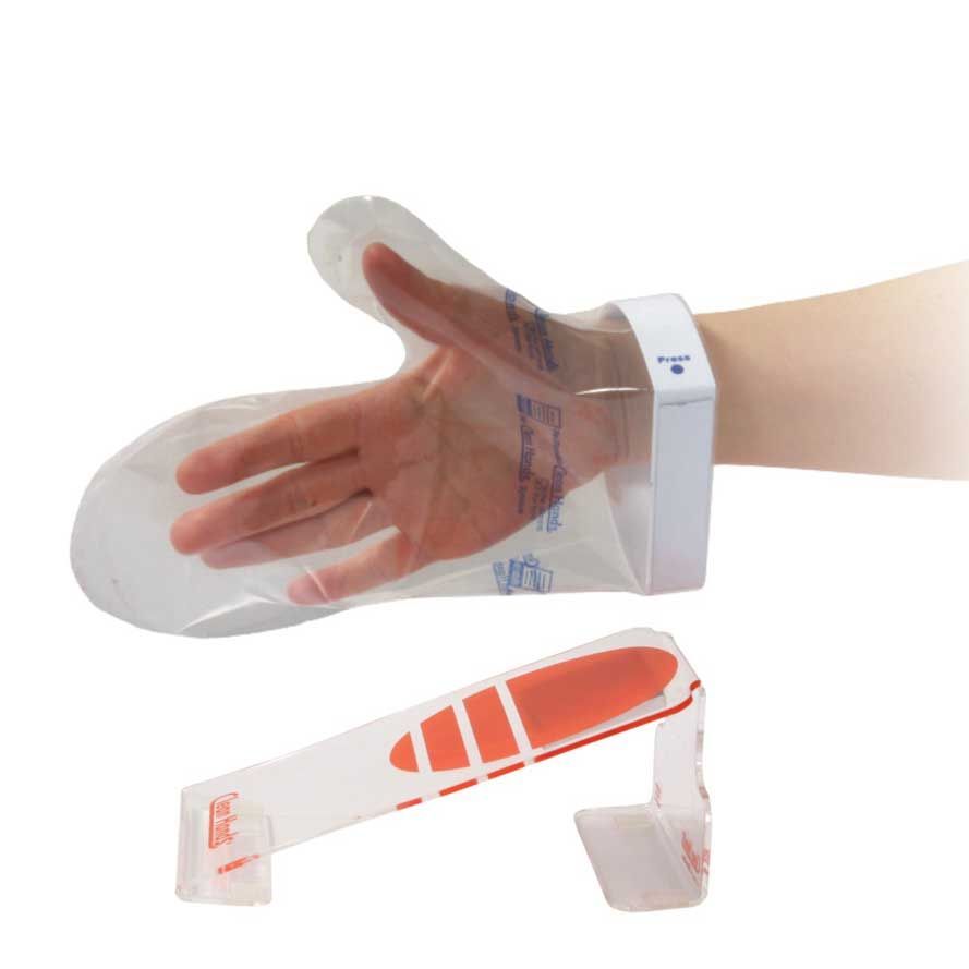 Eine Person, die einen durchsichtigen Plastikhandschuh am Arm trägt