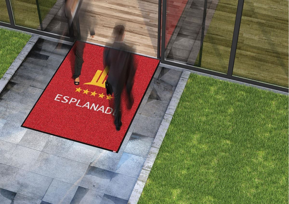 Eine rote Matte mit dem Wort Esplana darauf