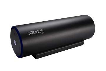 Auf einer weißen Oberfläche steht ein schwarzer Ozongenerator.