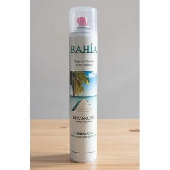 Eine Flasche Bahia-Lufterfrischer steht auf einem Holztisch.