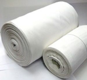 Zwei Rollen weißen Stoffs liegen nebeneinander auf einem Tisch.