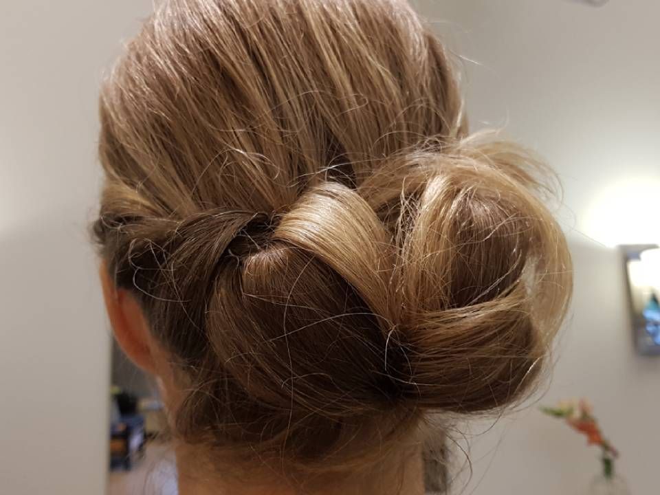 Hochsteckfrisur mit Strähnen