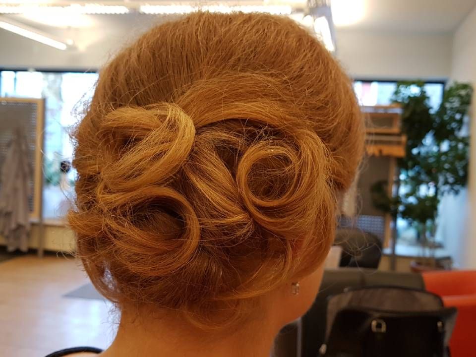 rothaarige Hochsteckfrisur