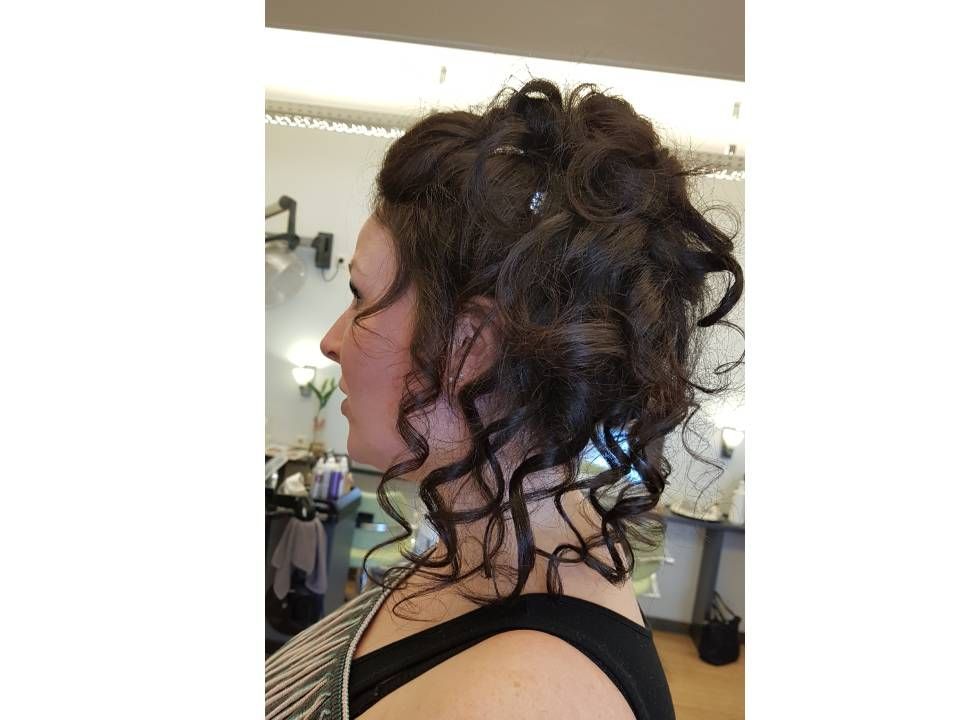 Hochsteckfrisur mit Locken