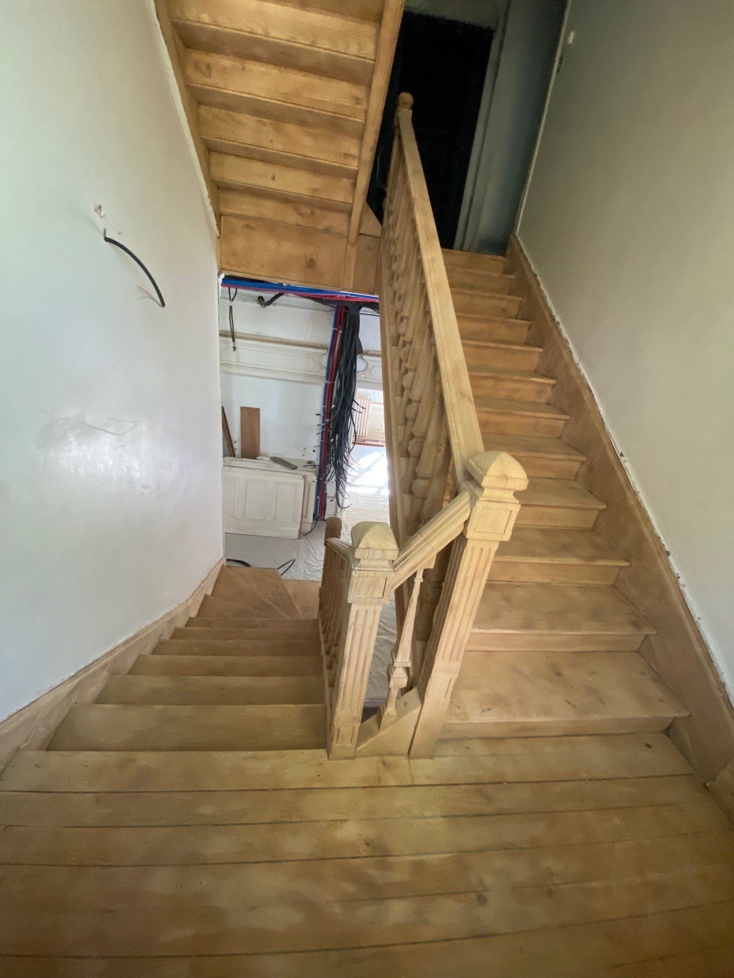 Cage d'escalier en bois clair