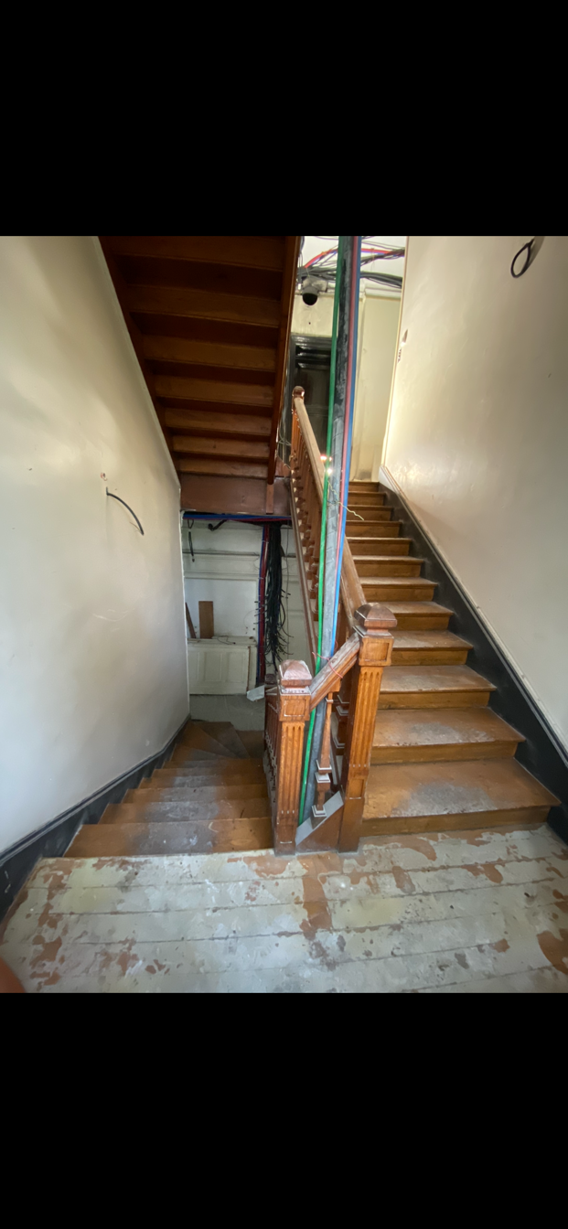 Cage d'escaliers poussiéreuse