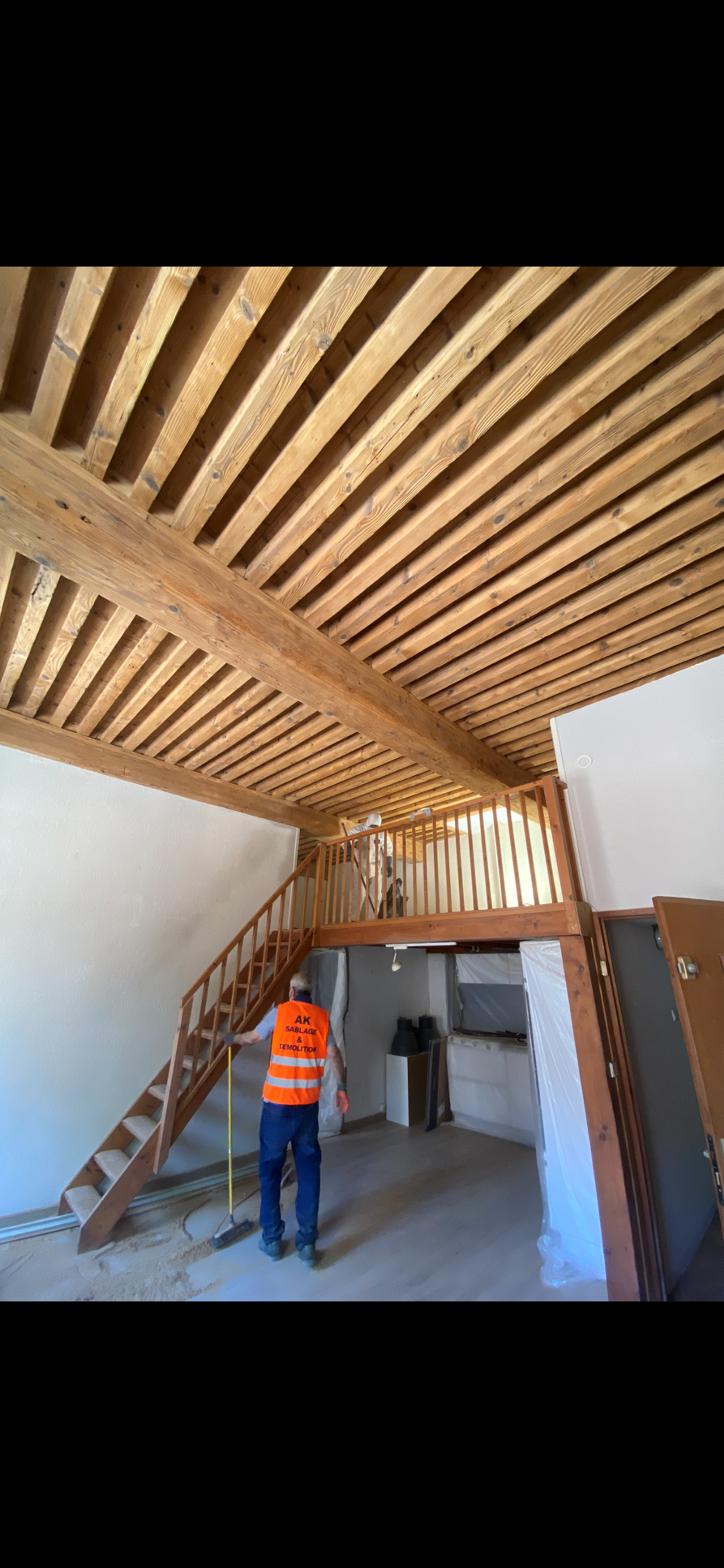 Plafond en bois clair avec un artisan