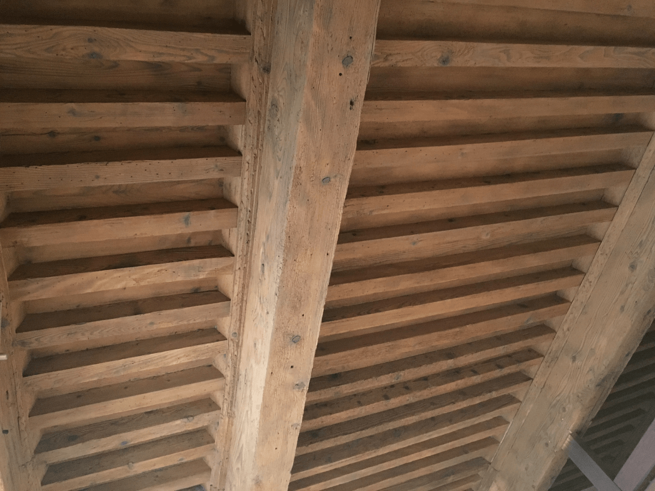 Gommage d'un plafond à la française