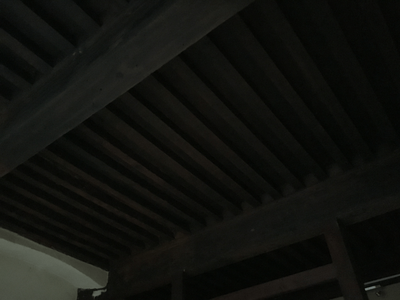 Gommage d'un plafond à la française