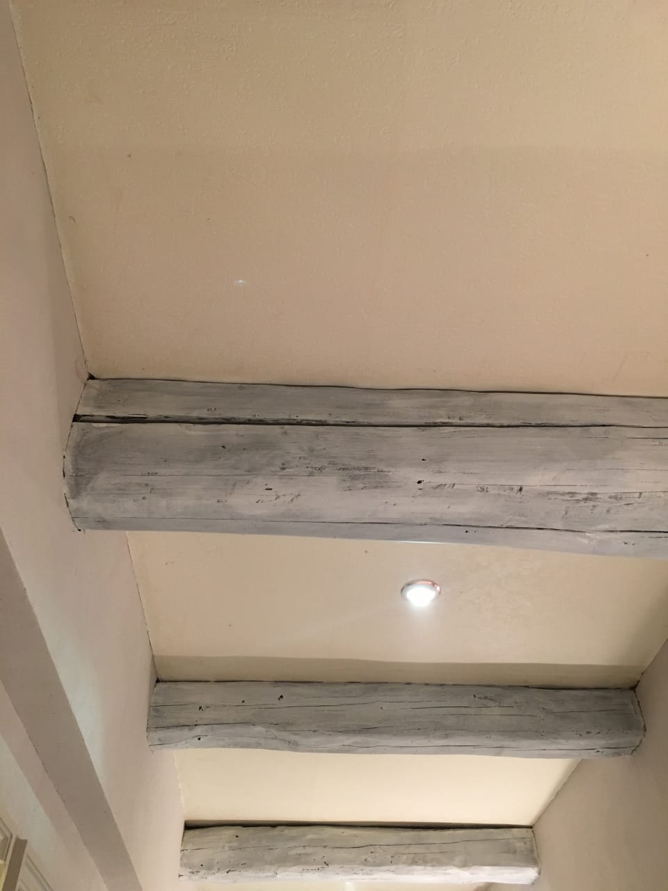 Gommage de poutre en bois avant