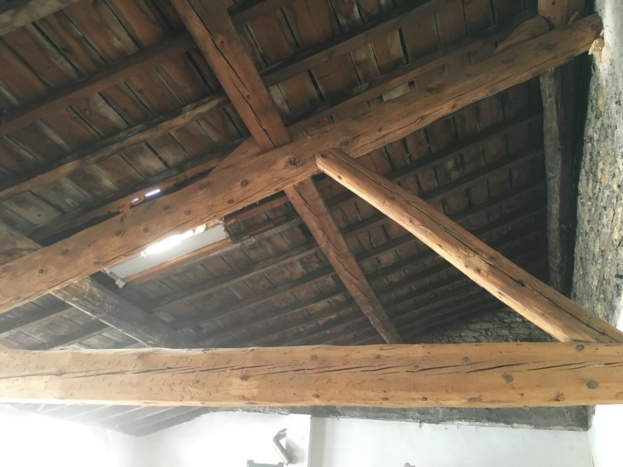 Gommage des poutres de charpente après