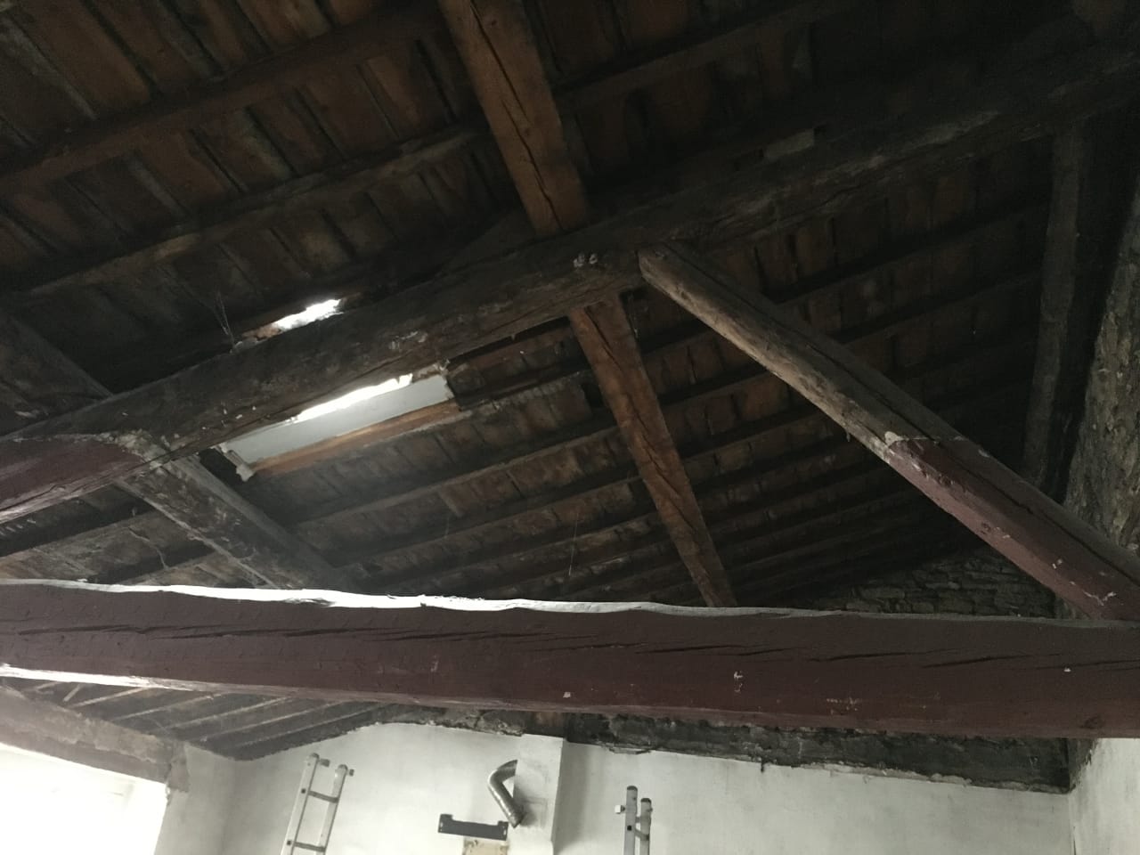 Gommage des poutres de charpente