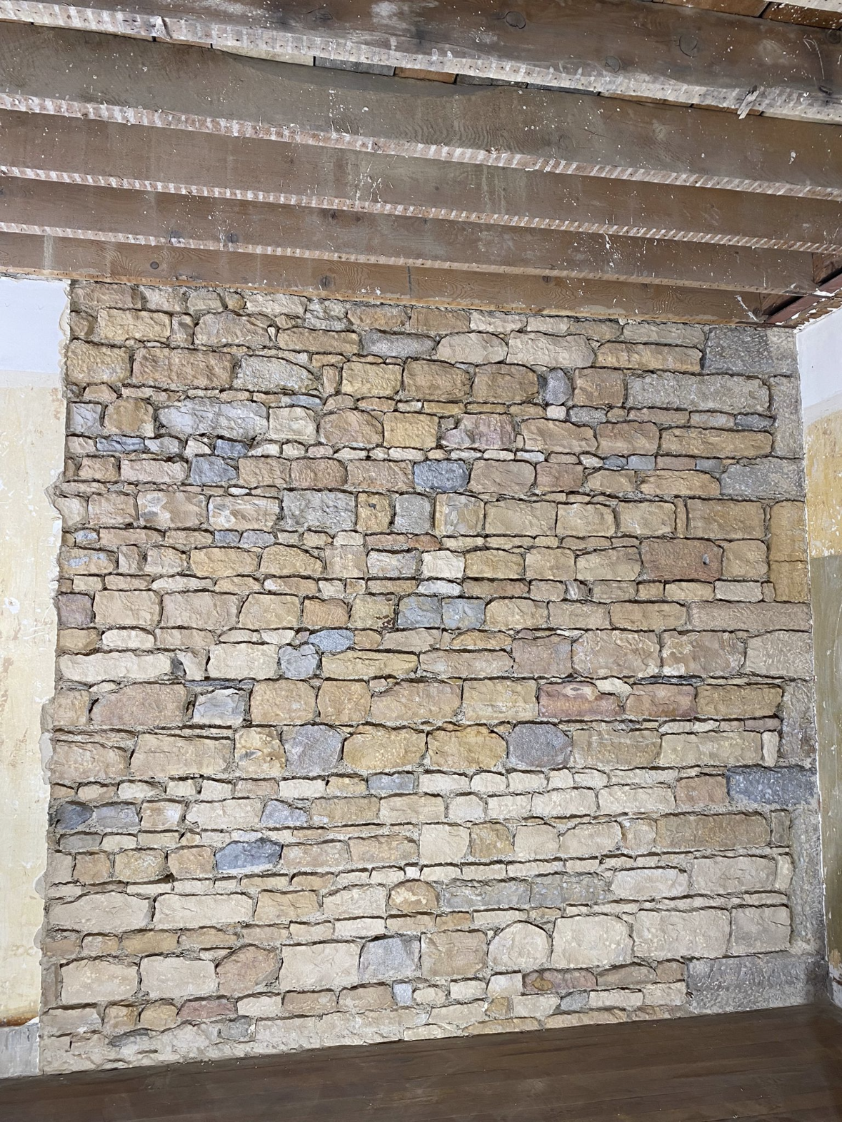 Mur en pierres de différentes couleurs