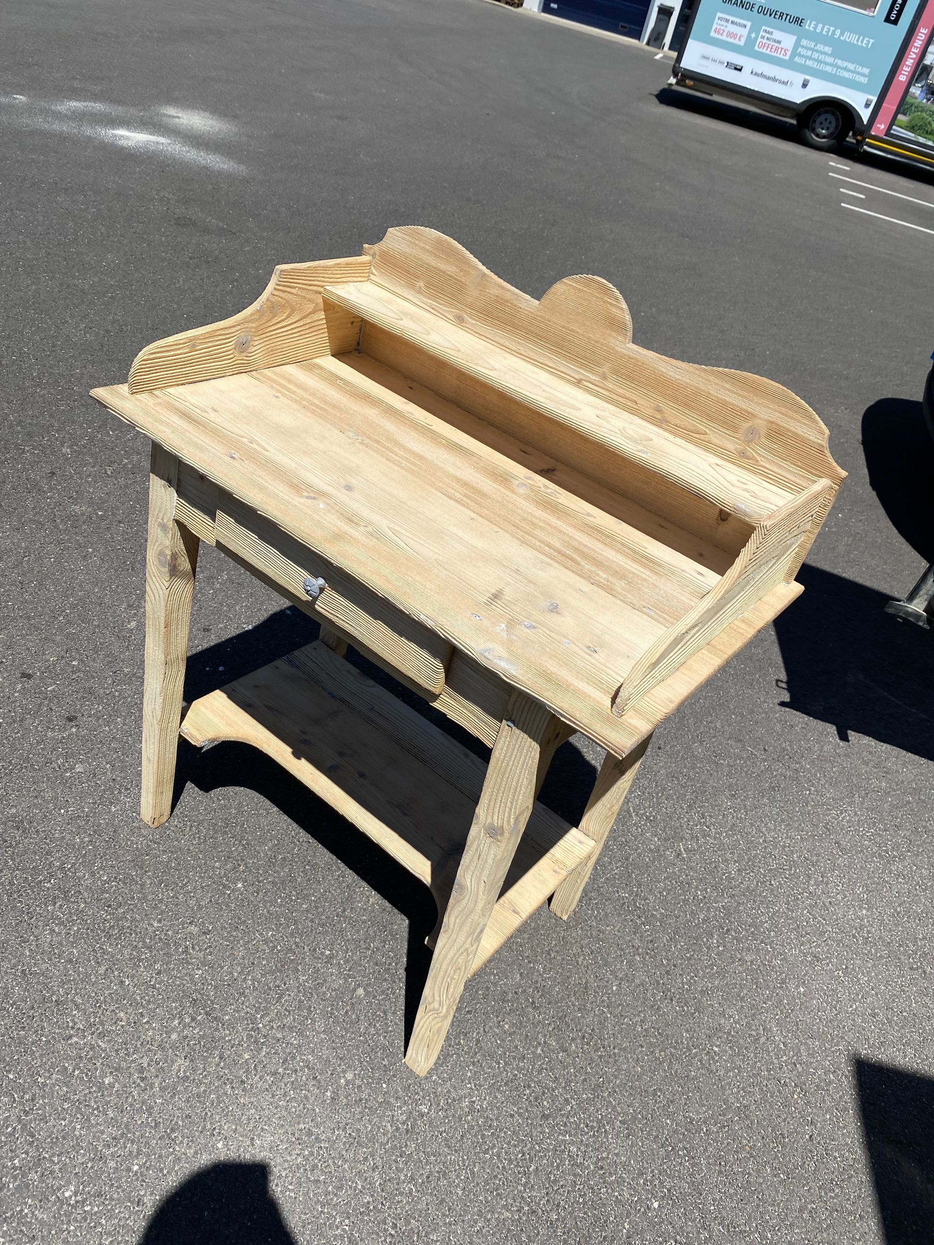 Petit bureau en bois clair