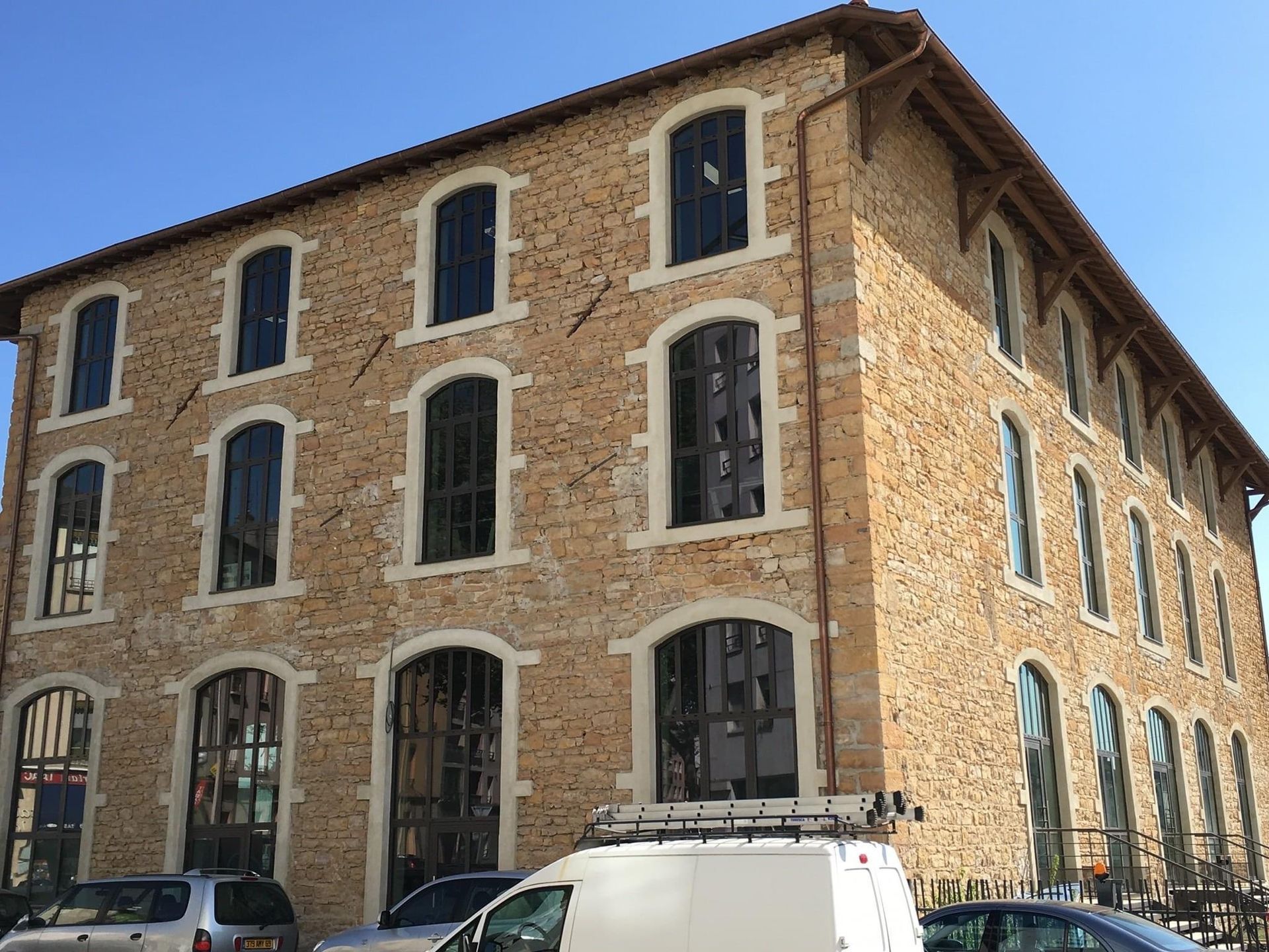 Batiment en pierre jaune