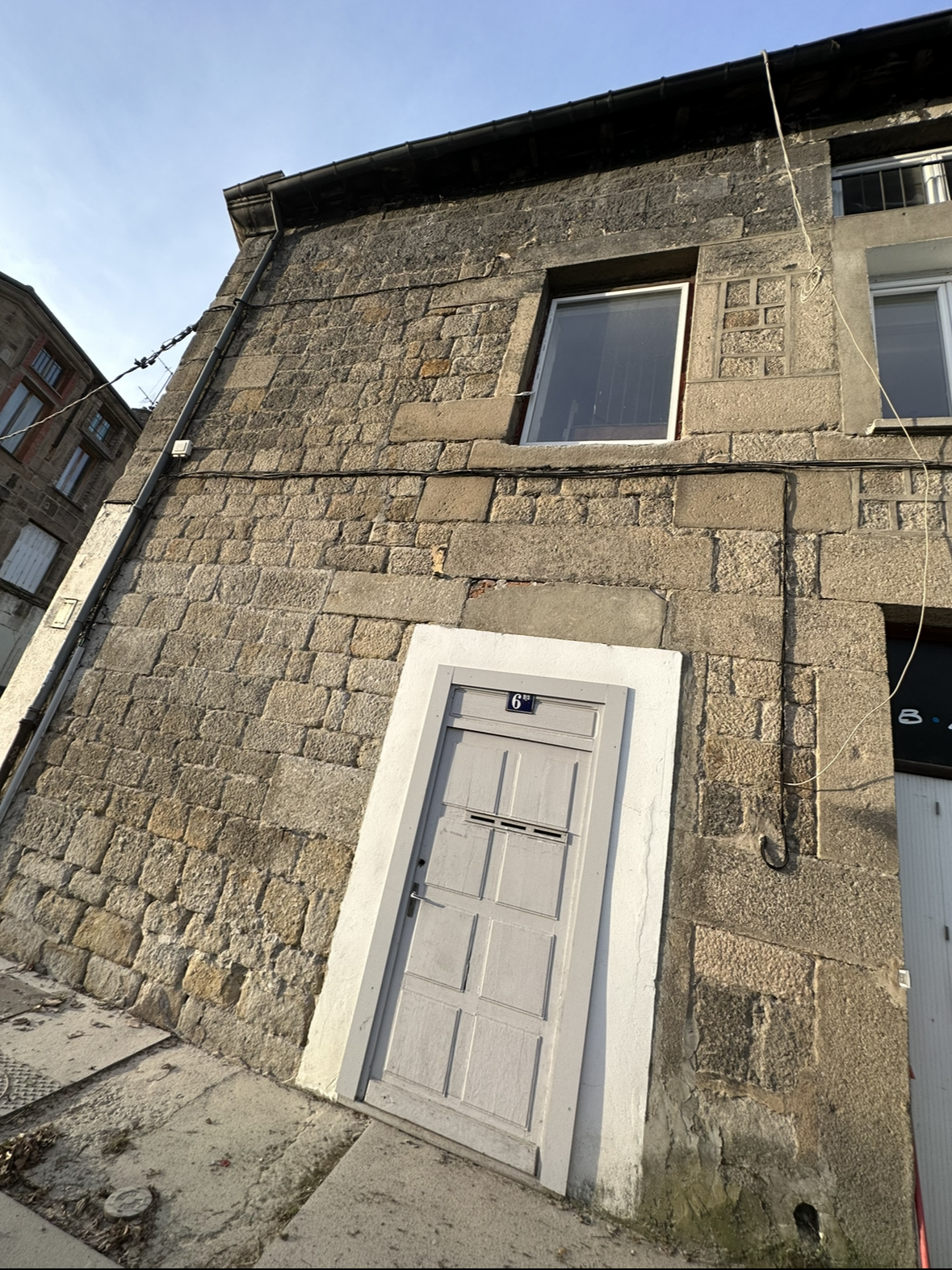 Porte extérieure d'un bâtiment en pierre