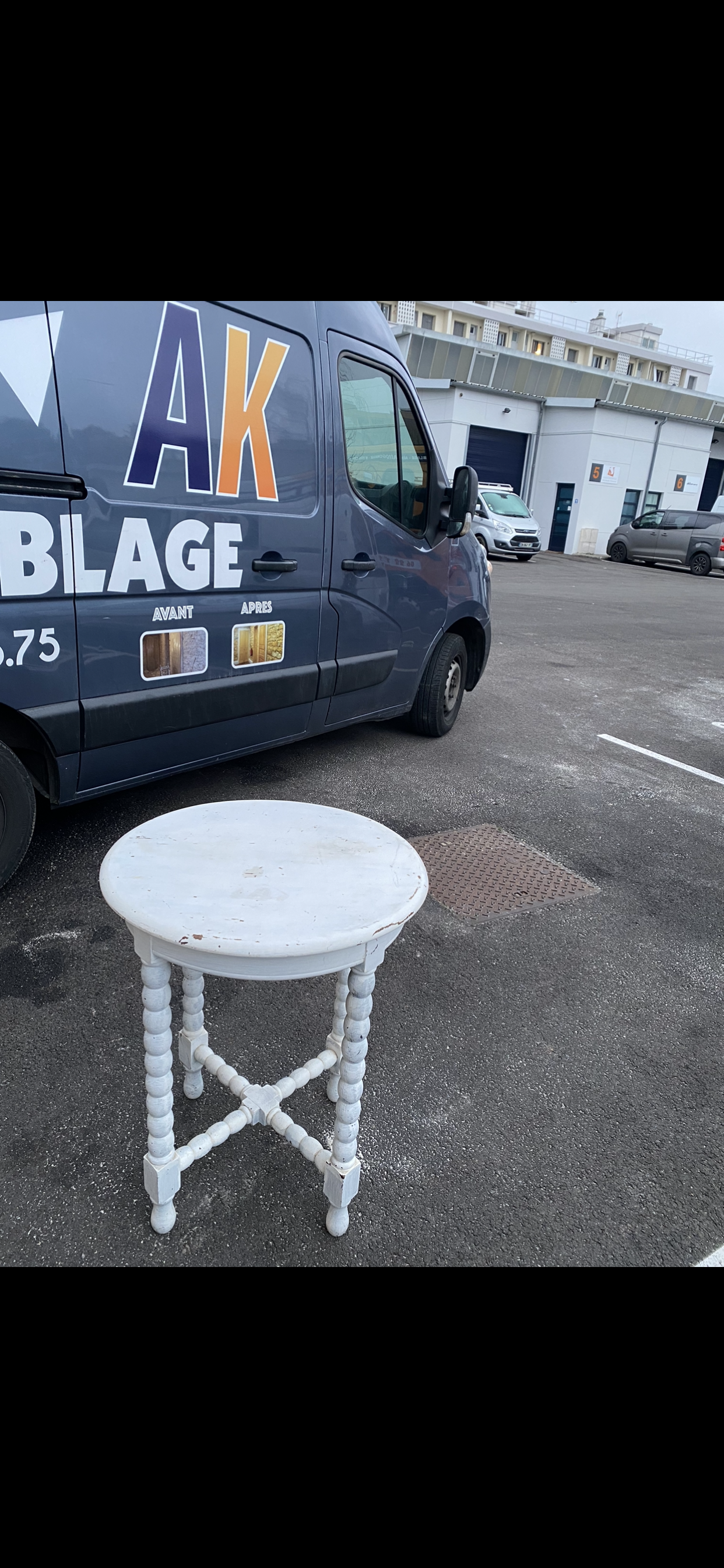 Guéridon blanc à côté d'un camion AK Sabmage