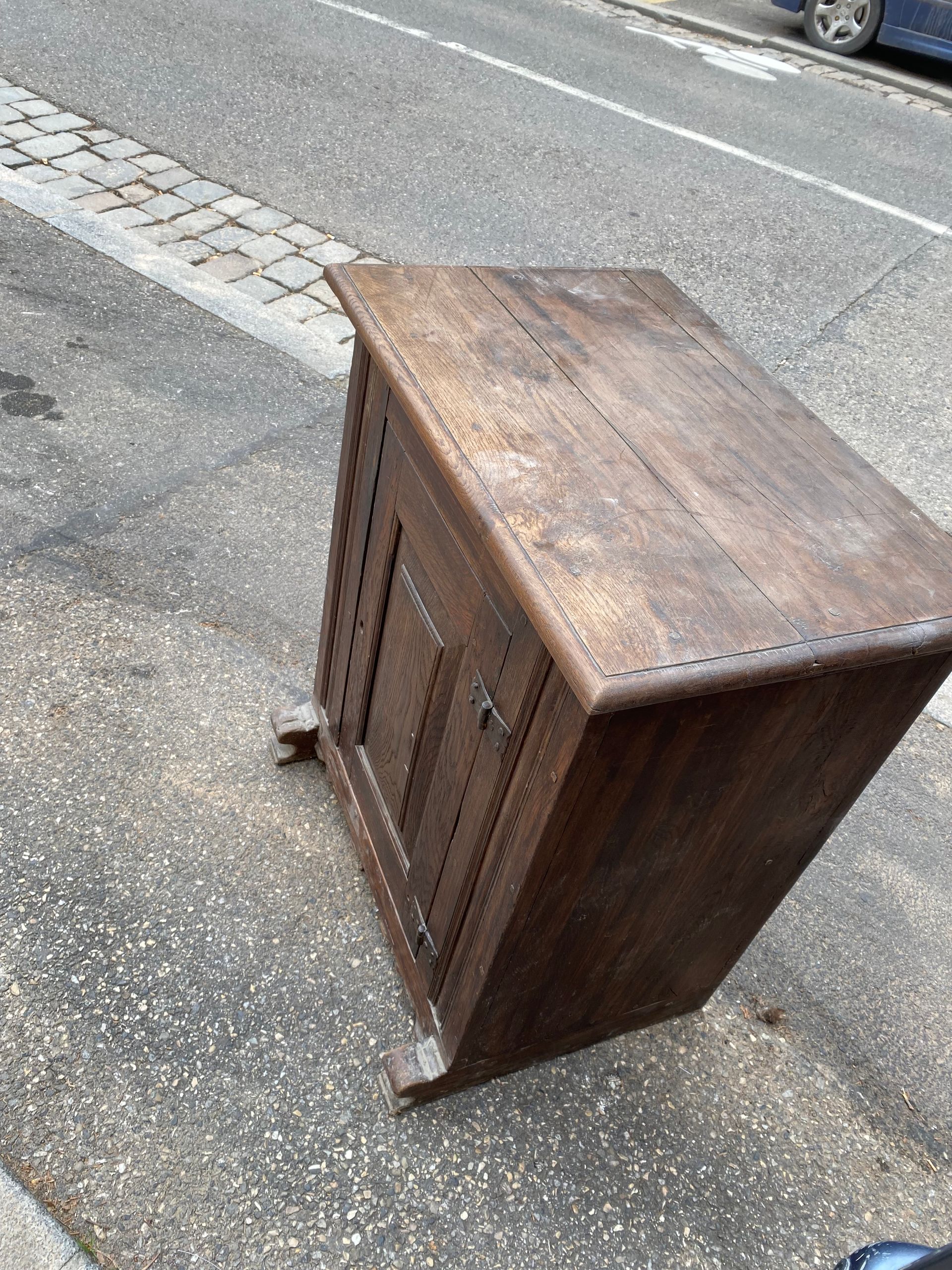 Petite commode en bois foncé