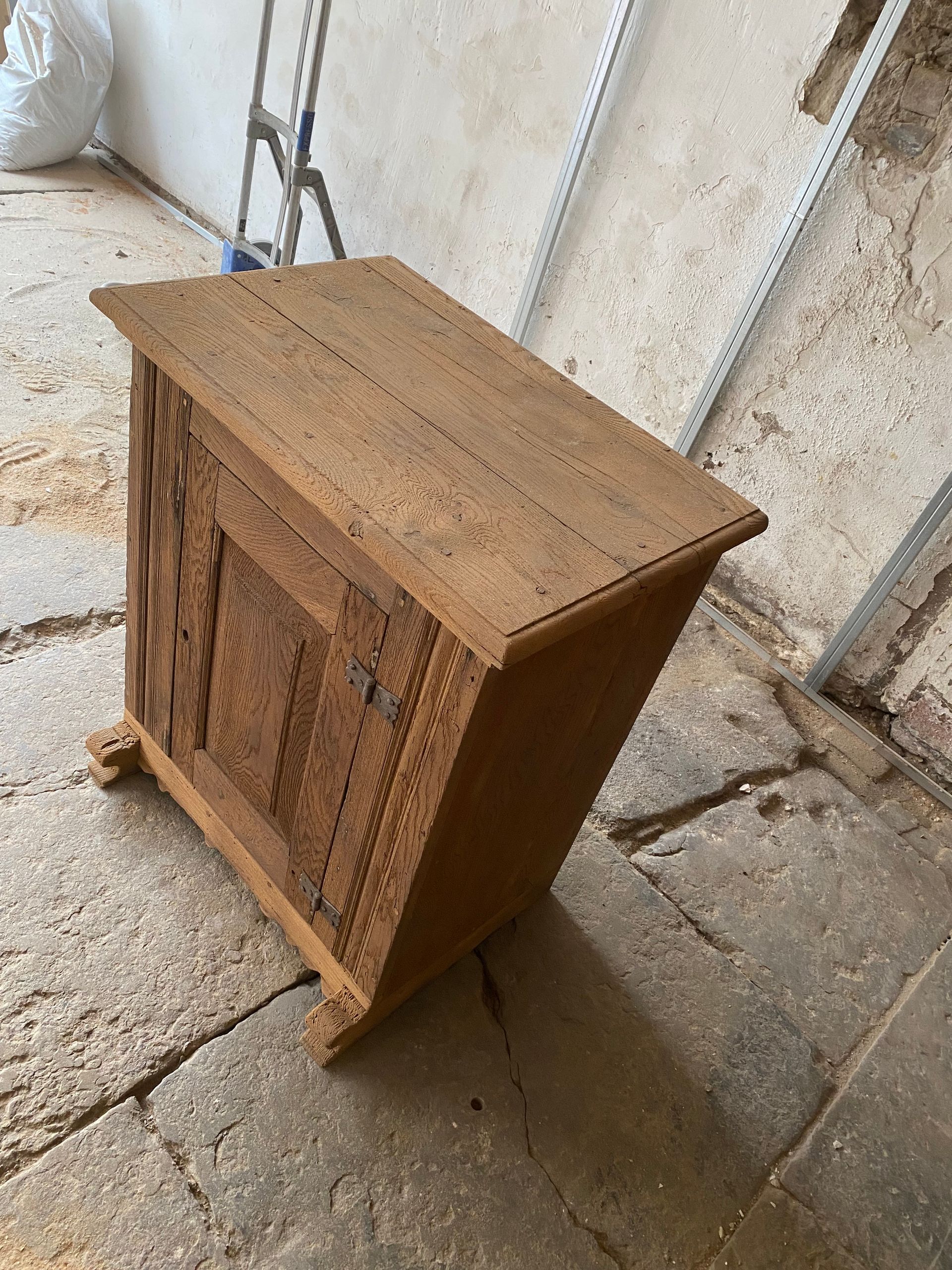 Petite commode en bois foncé