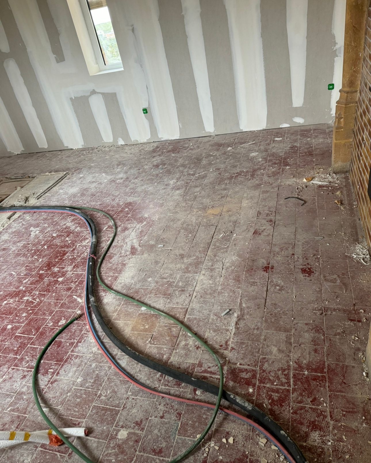 Sol de tomettes rouges sales