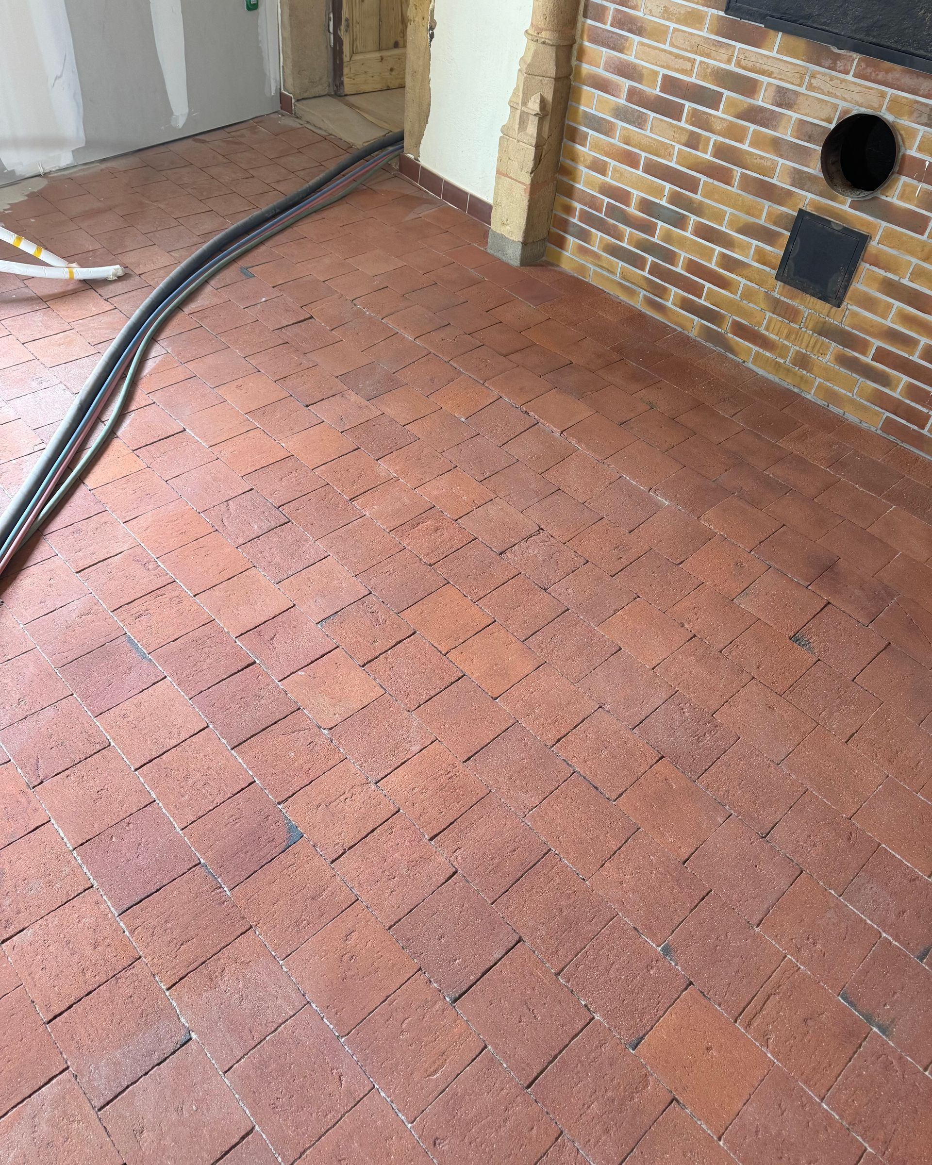 Sol de tomettes rouges propres