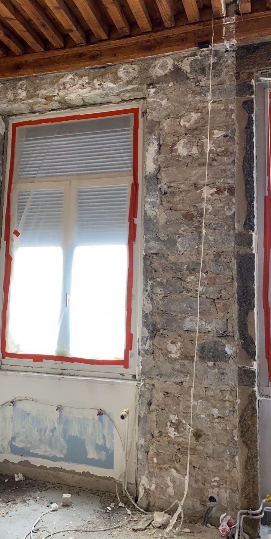 Fenêtre entourée de pierre