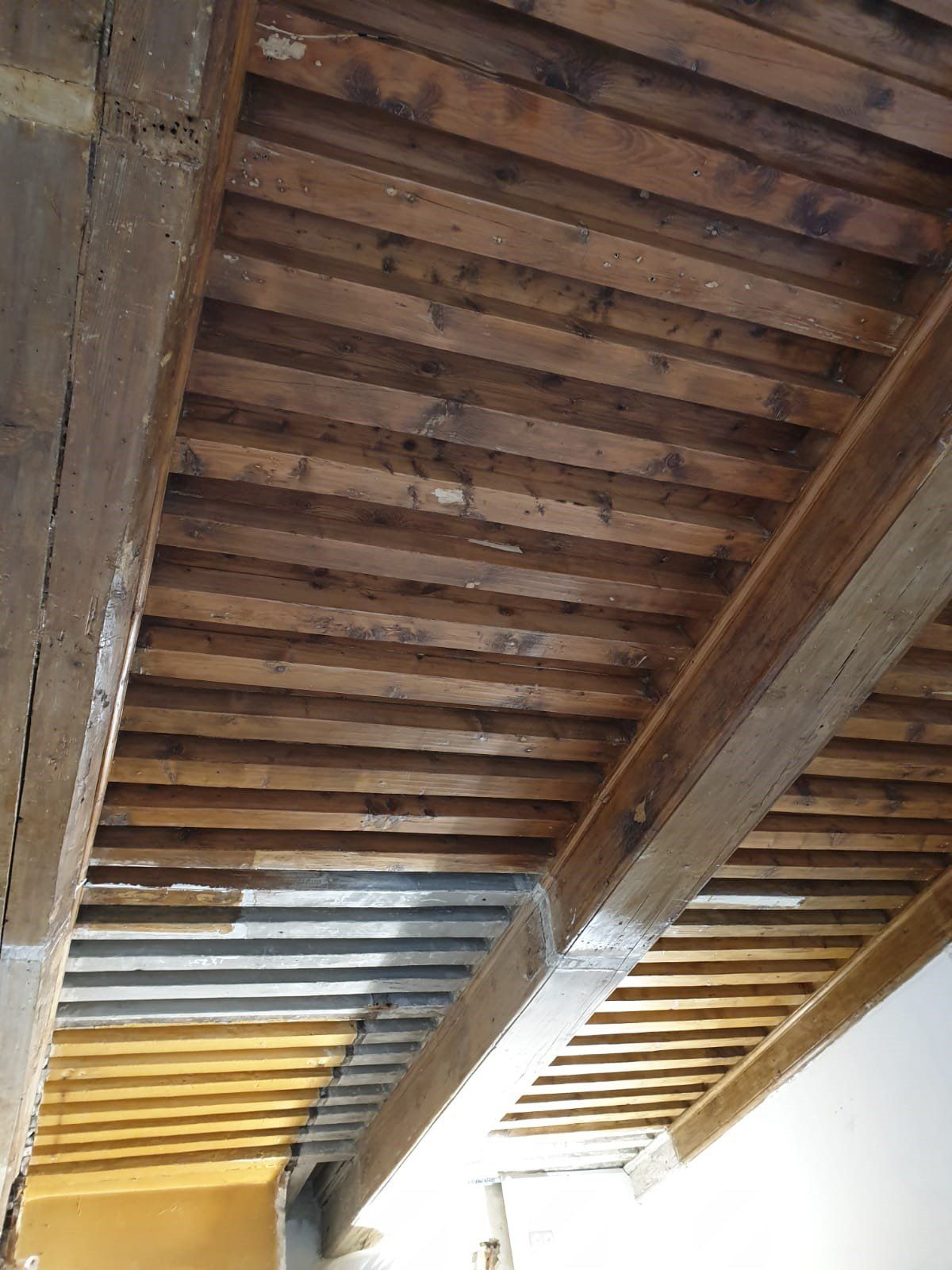 Plafond en bois avant les travaux