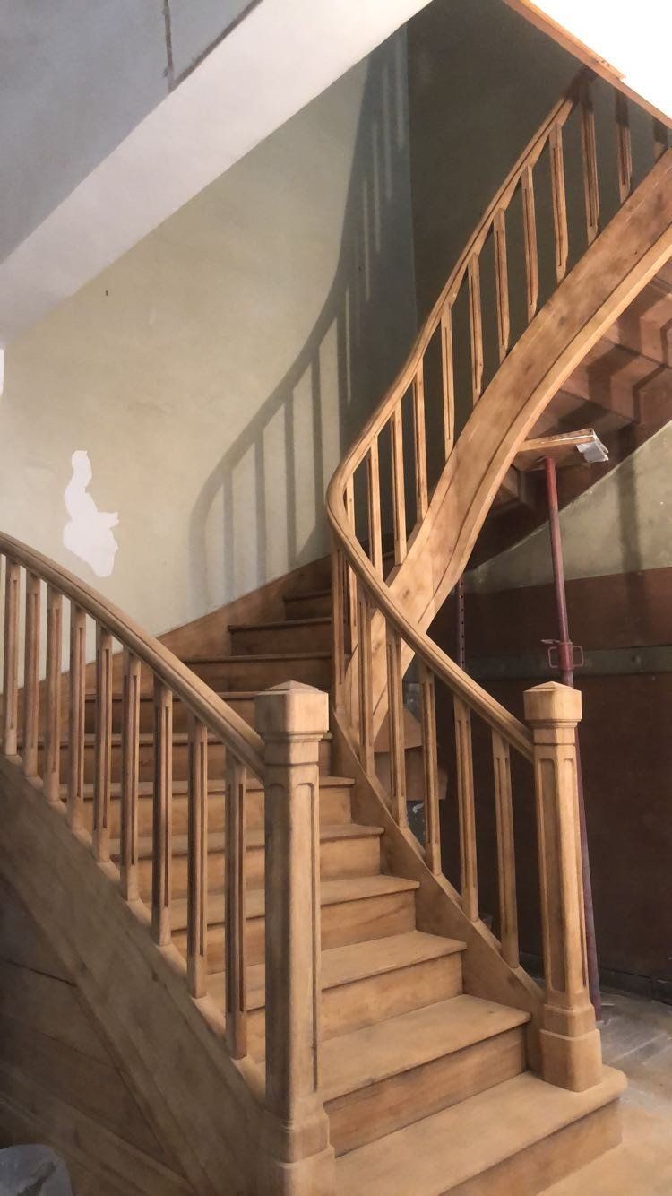 Escalier avec garde-corps en bois clair