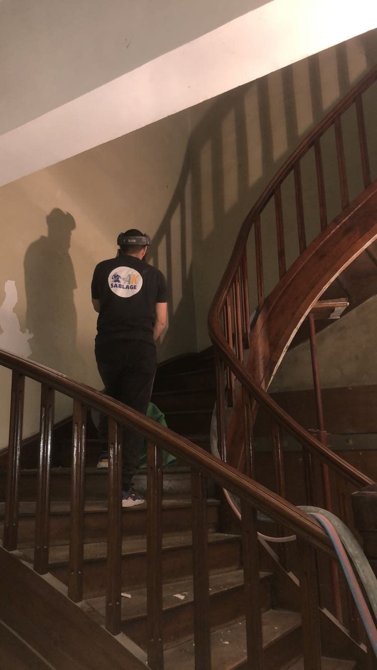 Artisan dans un escalierr$