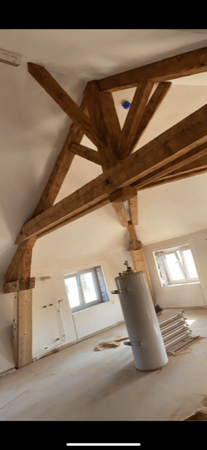 Charpente en bois apparente dans pièce de maison