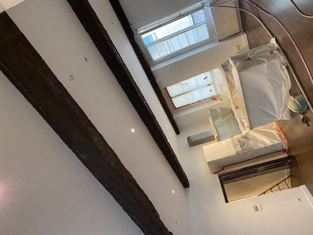 Plafond en bois foncé avec sous-plafond et spots lumineux