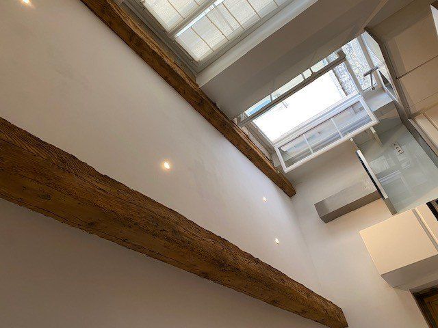 Plafond en bois clair avec sous-plafond et spots lumineux